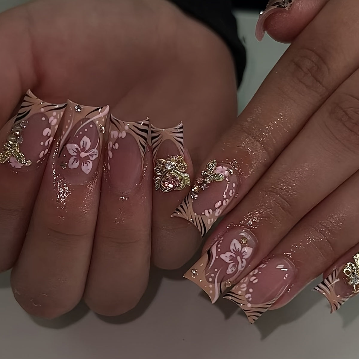 A Set of 4 Jelly Gels And 4 Nail Files, Totaling 96pcs, Featuring a Stylish And Sweet New Technique with Pressed-On Nails. The Design Includes Dazzling Flower Patterns, Advanced Gradient Effects, Golden Lace, Butterfly-Shaped